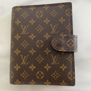 Louis Vuitton Card Holder with snap closure.